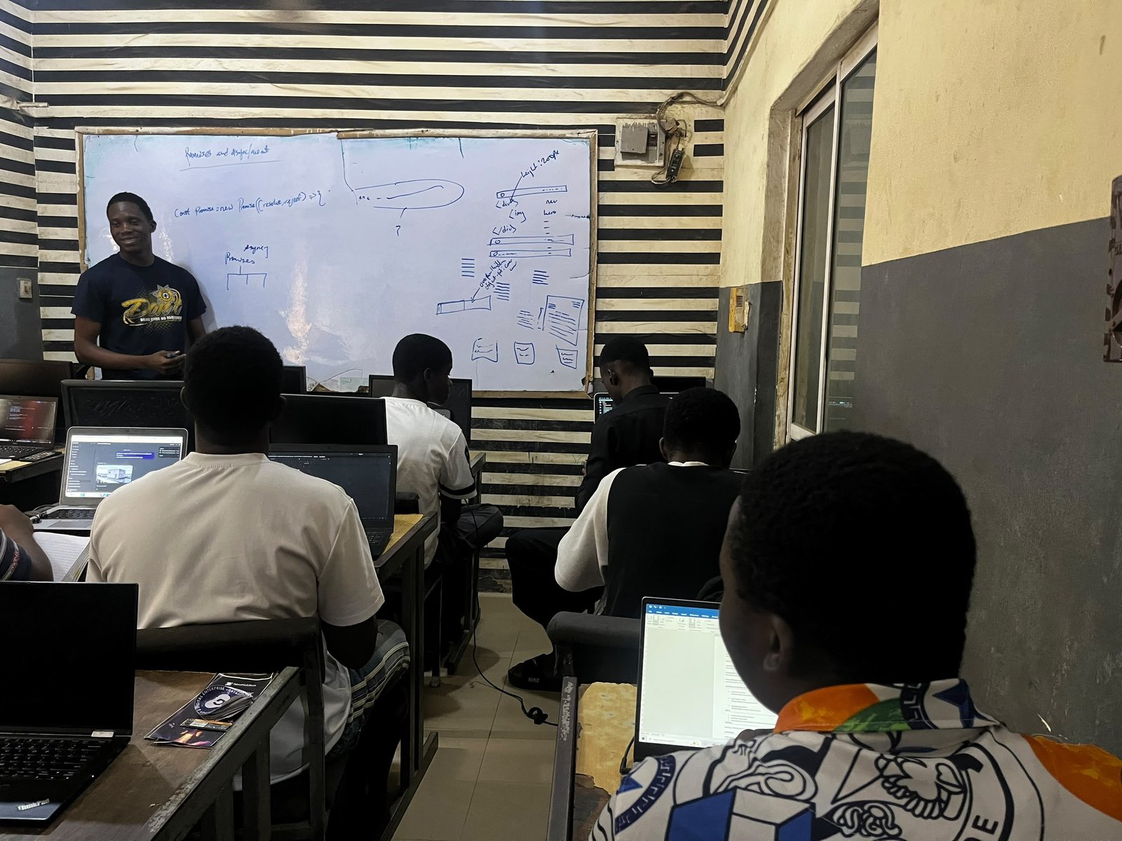 Students at work during a Gateway Computers class
